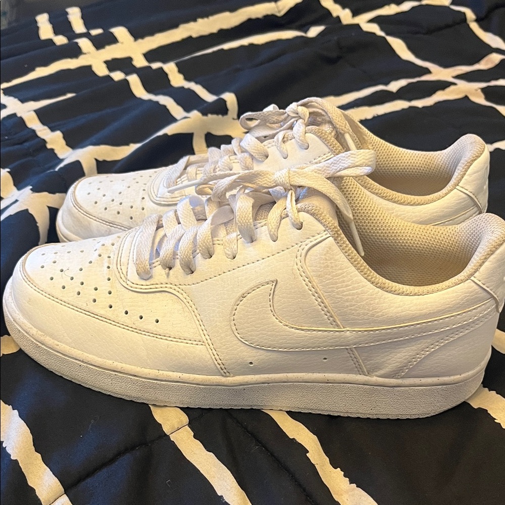 Nike Kids White Sneakers gently used size 7.5 boys youth.